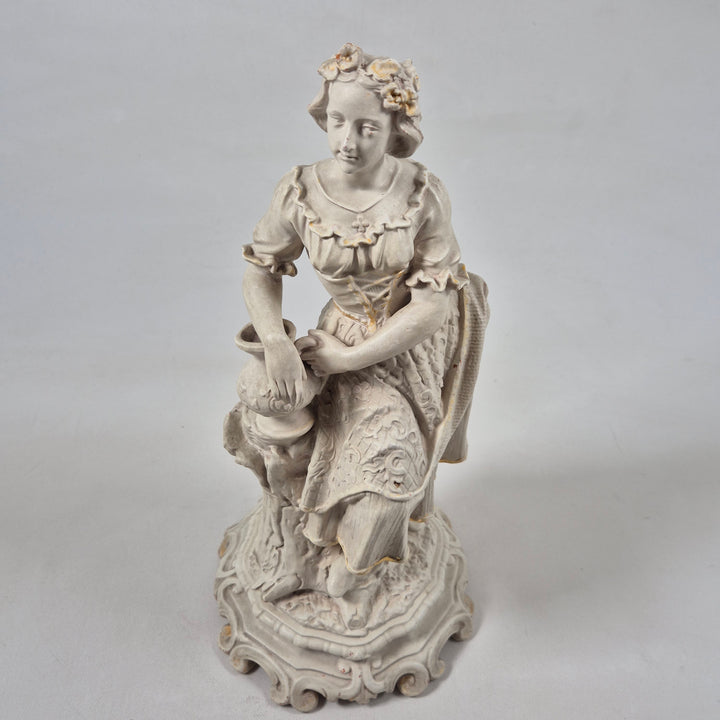 Elegant retro porcelänsfigur kvinna i traditionell dräkt