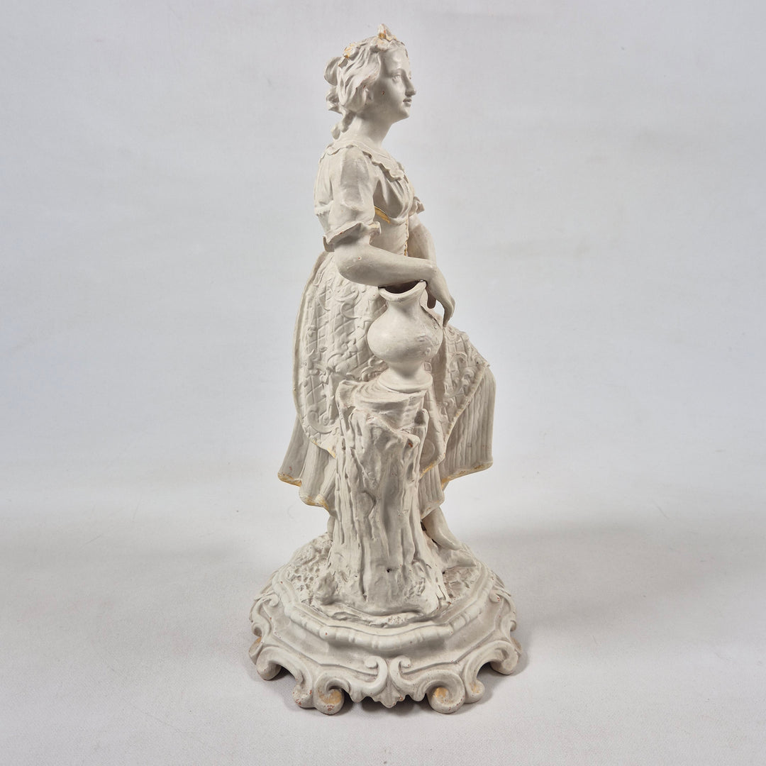 Elegant retro porcelänsfigur kvinna i traditionell dräkt