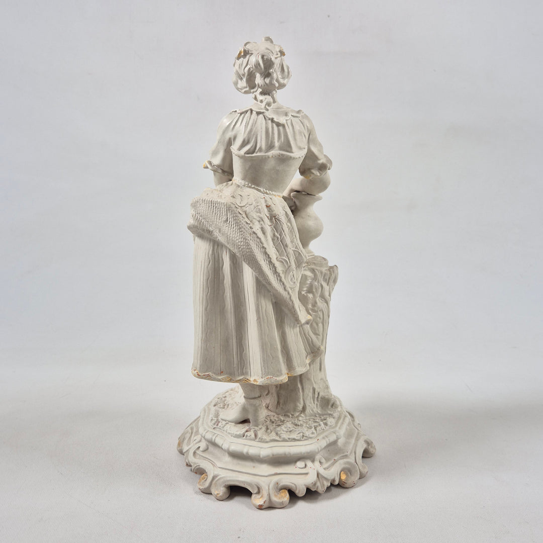 Elegant retro porcelänsfigur kvinna i traditionell dräkt