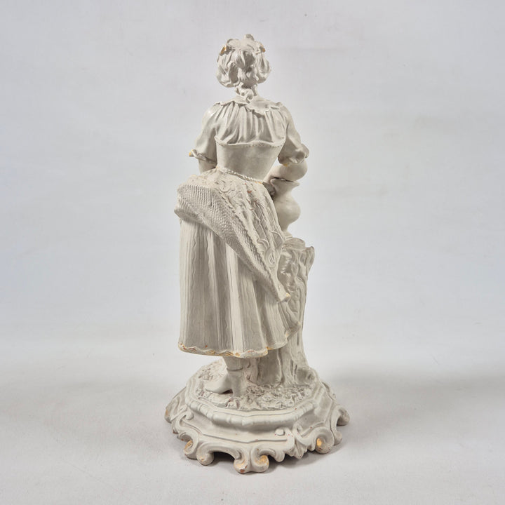 Elegant retro porcelänsfigur kvinna i traditionell dräkt