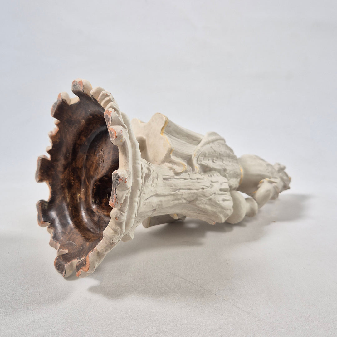 Elegant retro porcelänsfigur kvinna i traditionell dräkt