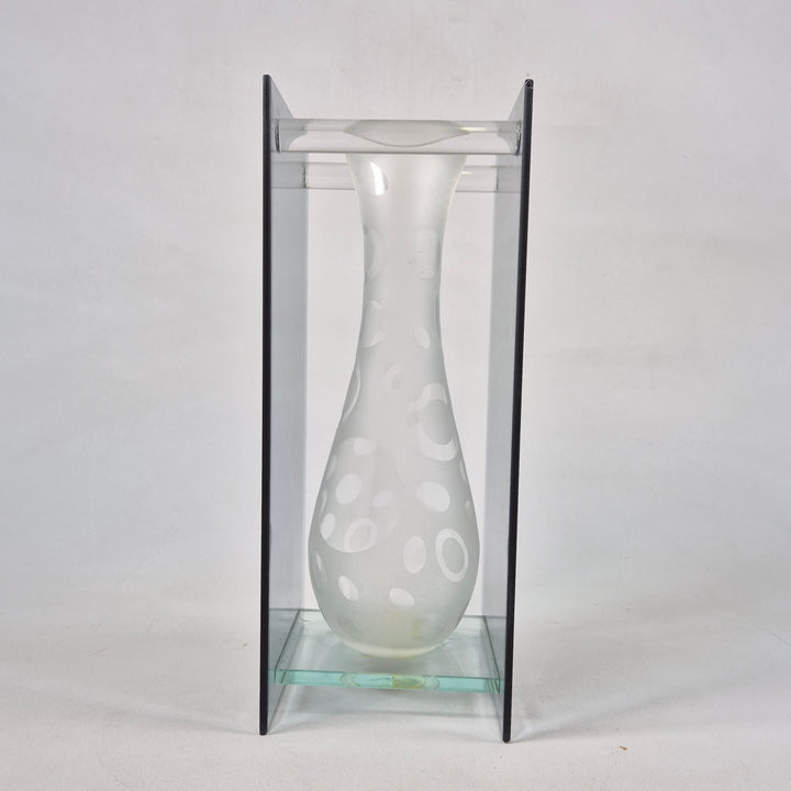 Elegant modern glasvas med vita mönster