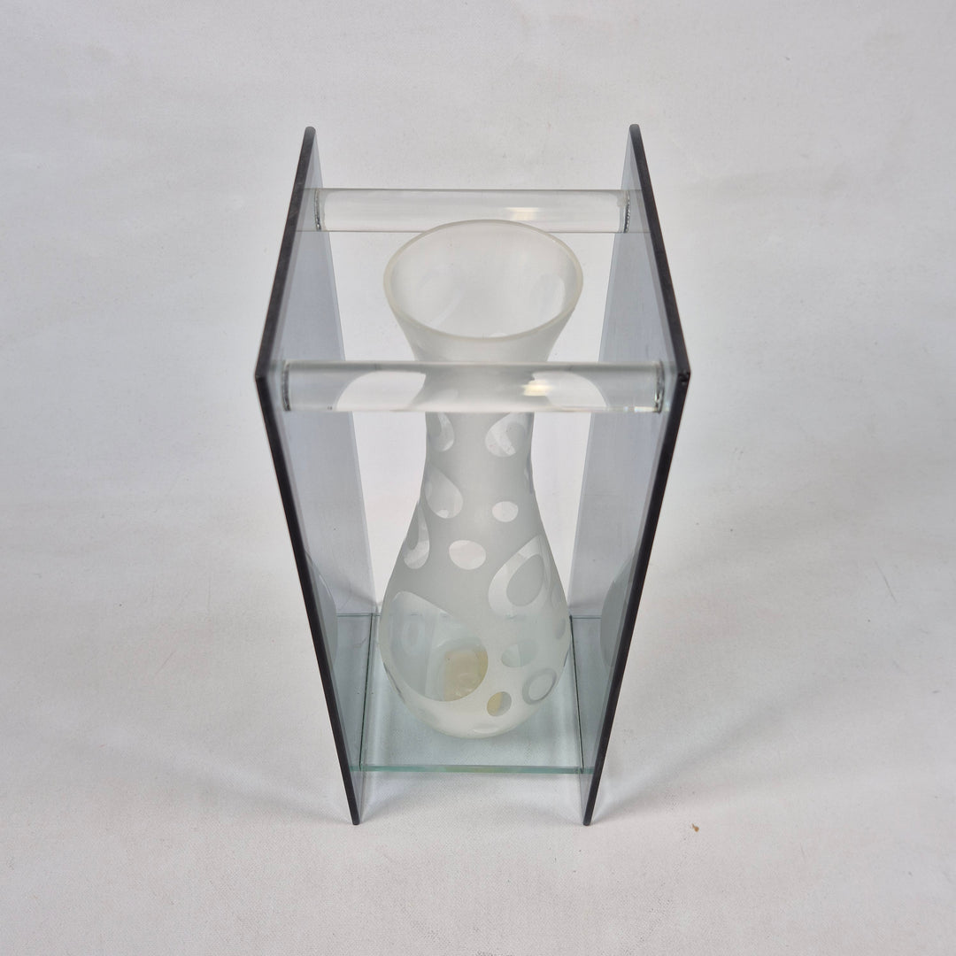 Elegant modern glasvas med vita mönster