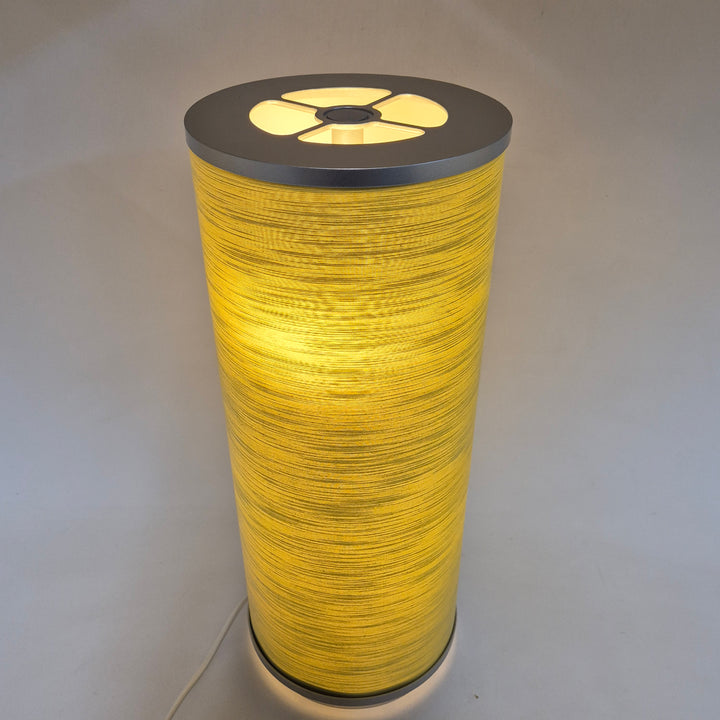 Elegant guldgul bordslampa i modern stil