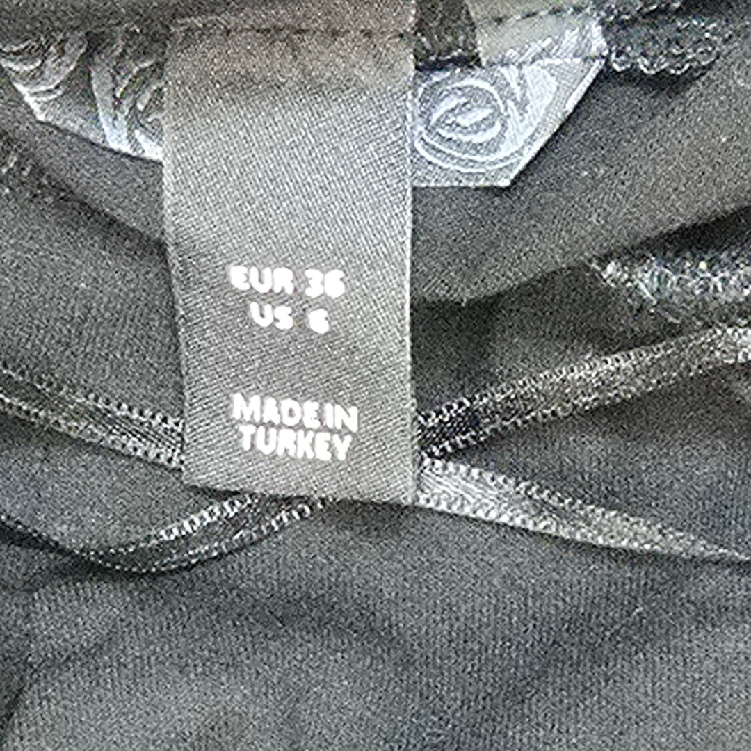 Elegant svart aftonklänning med dekorativa detaljer