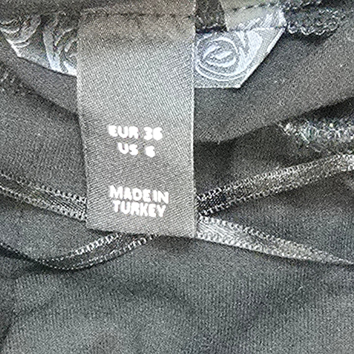 Elegant svart aftonklänning med dekorativa detaljer