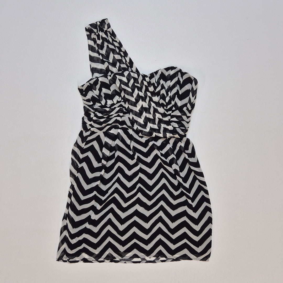 H&M one-shoulder klänning med zigzagmönster