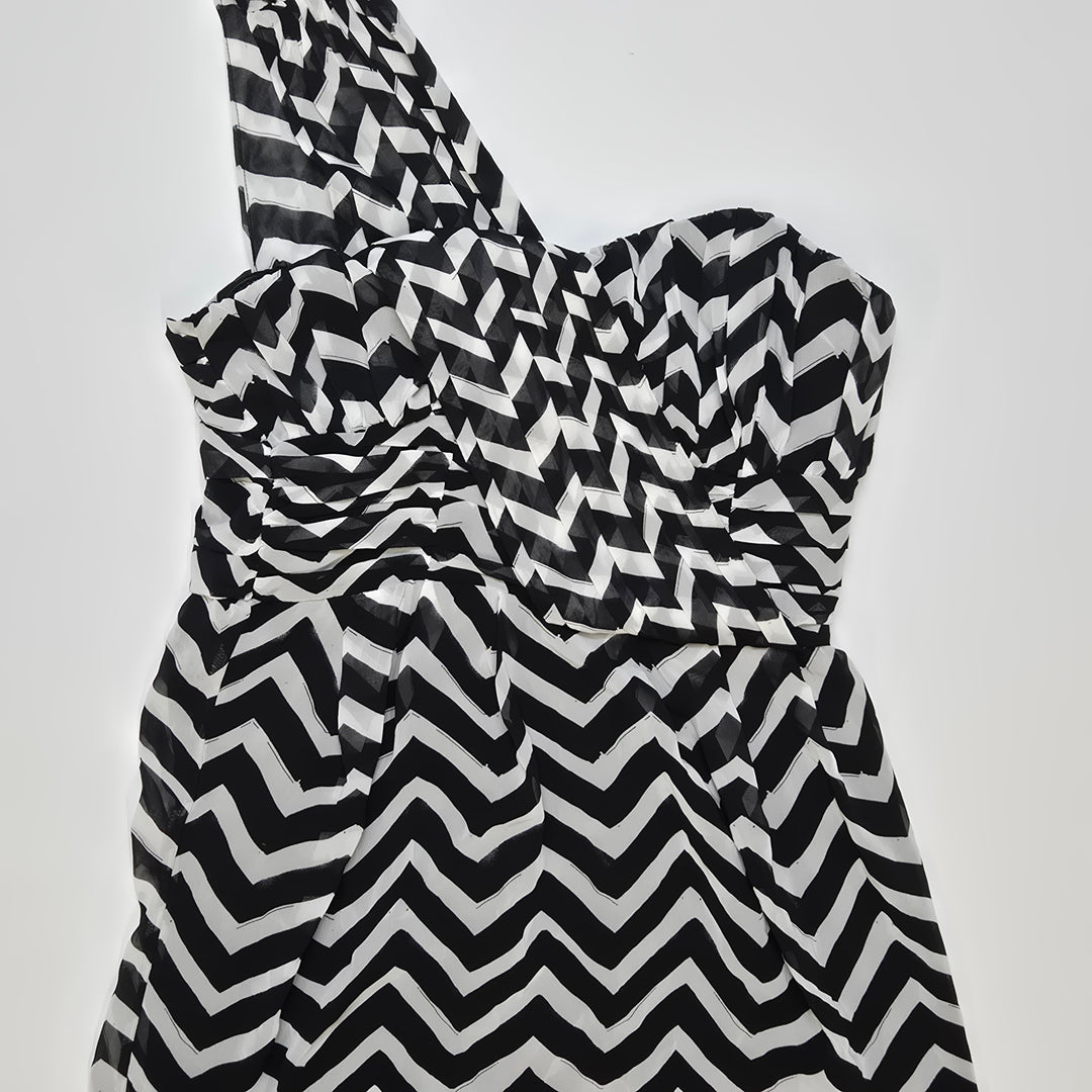 H&M one-shoulder klänning med zigzagmönster