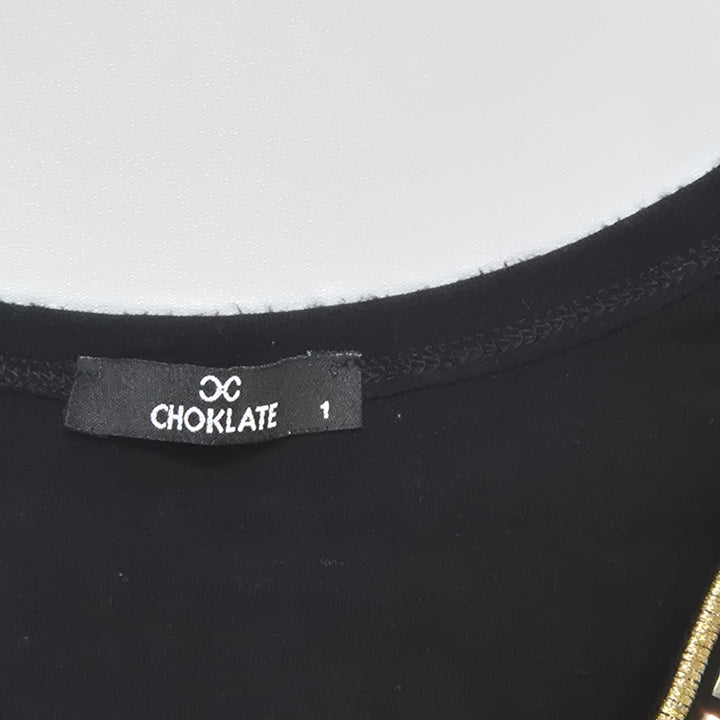 Elegant svart damtopp med guldig detalj