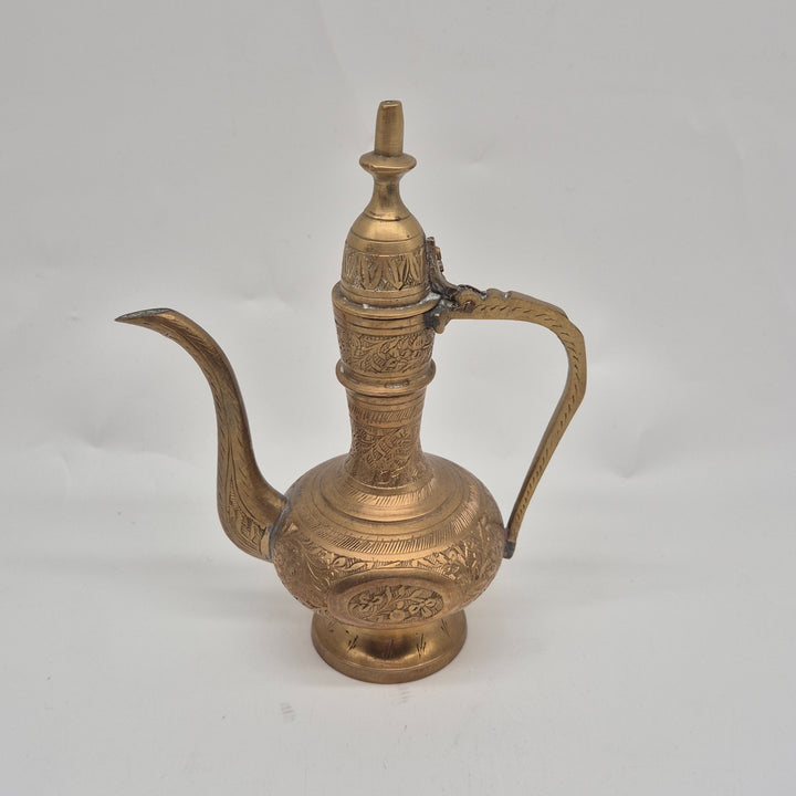 Retro mässingskanna med etsade mönster