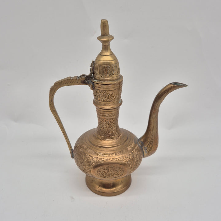 Retro mässingskanna med etsade mönster