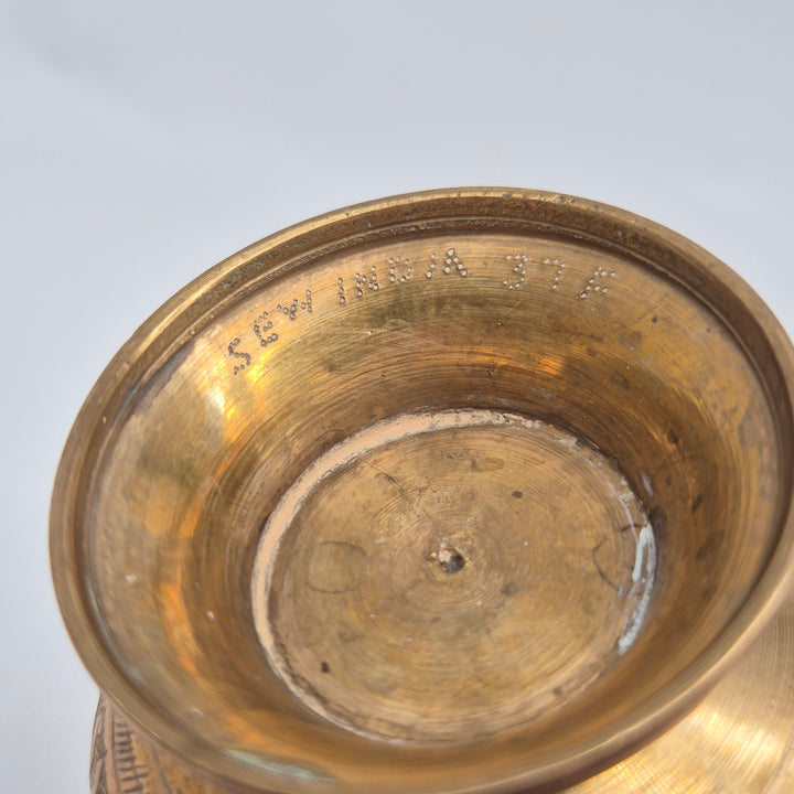 Retro mässingskanna med etsade mönster