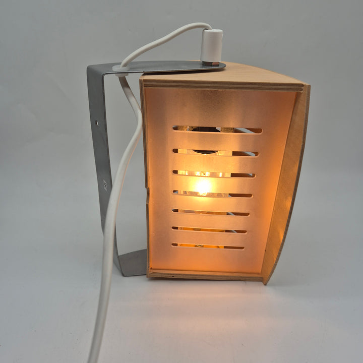 Modern vägglampa i trä och metall – Skandinavisk design