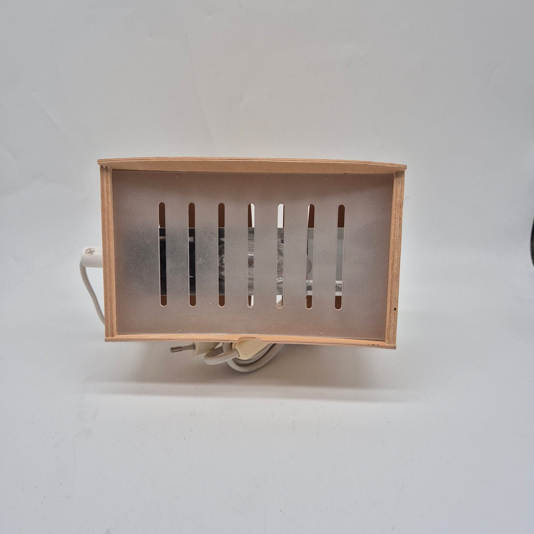 Modern vägglampa i trä och metall – Skandinavisk design