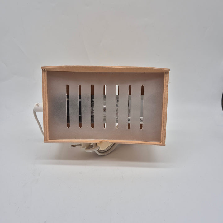 Modern vägglampa i trä och metall – Skandinavisk design