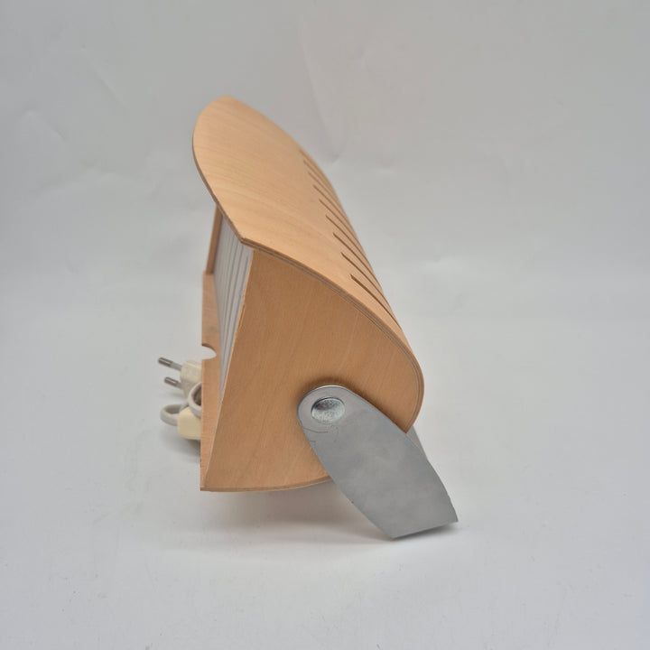 Modern vägglampa i trä och metall – Skandinavisk design