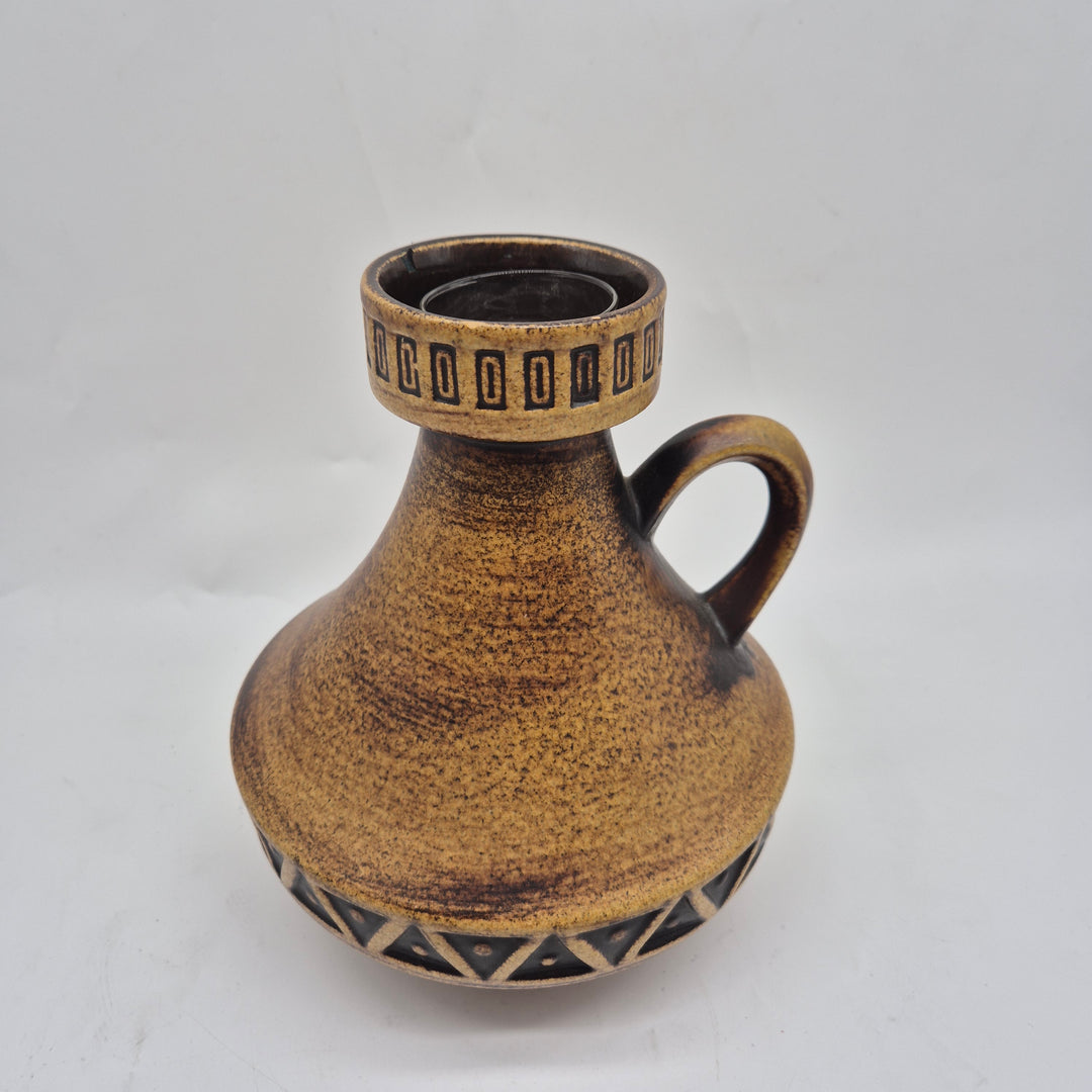 Retro brun keramikvas med traditionella mönster