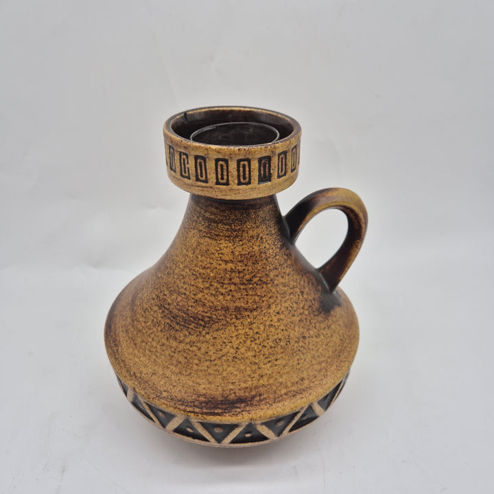 Retro brun keramikvas med traditionella mönster