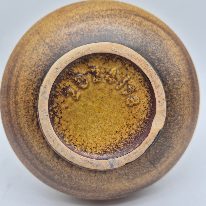 Retro brun keramikvas med traditionella mönster