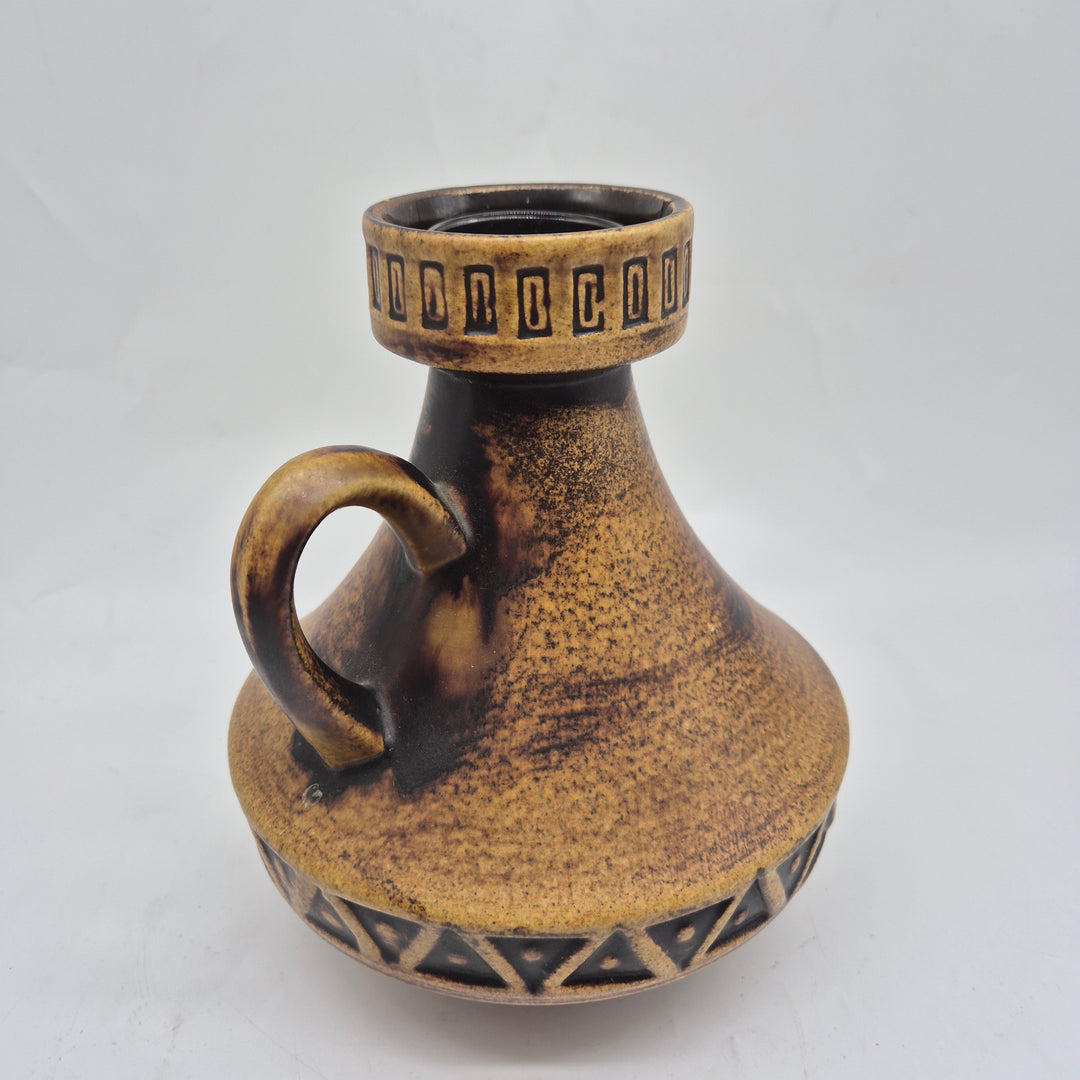 Retro brun keramikvas med traditionella mönster