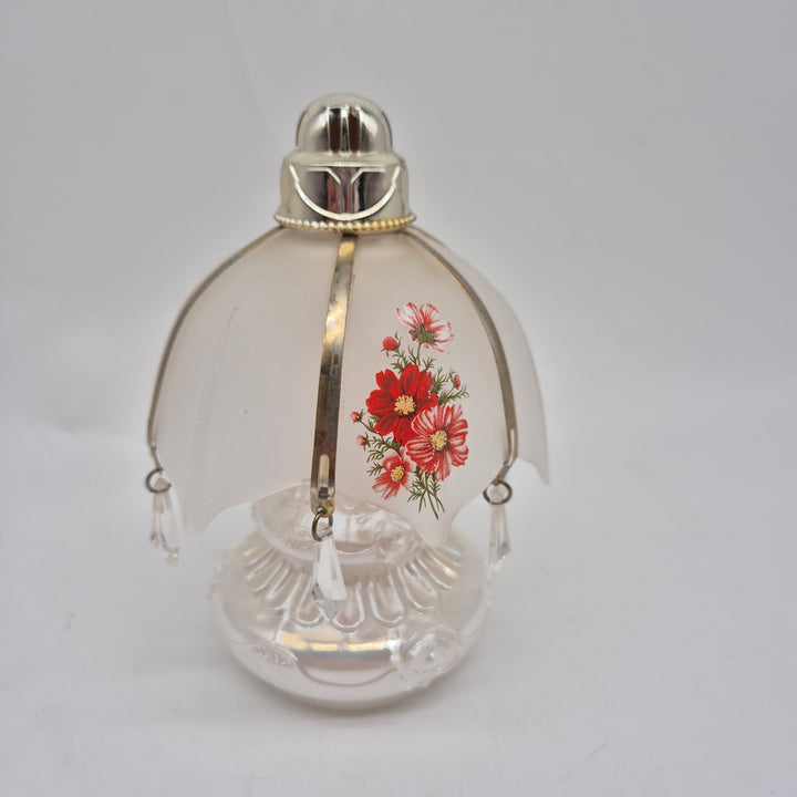 Retro parfymflaska i glas med blommor