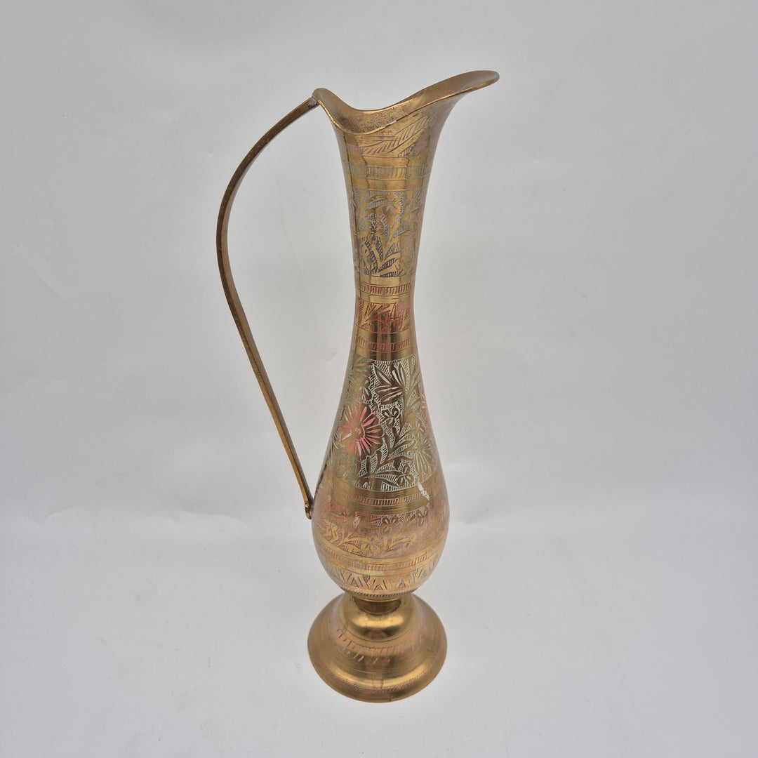Vintage mässingsvas med detaljerade gravyrer