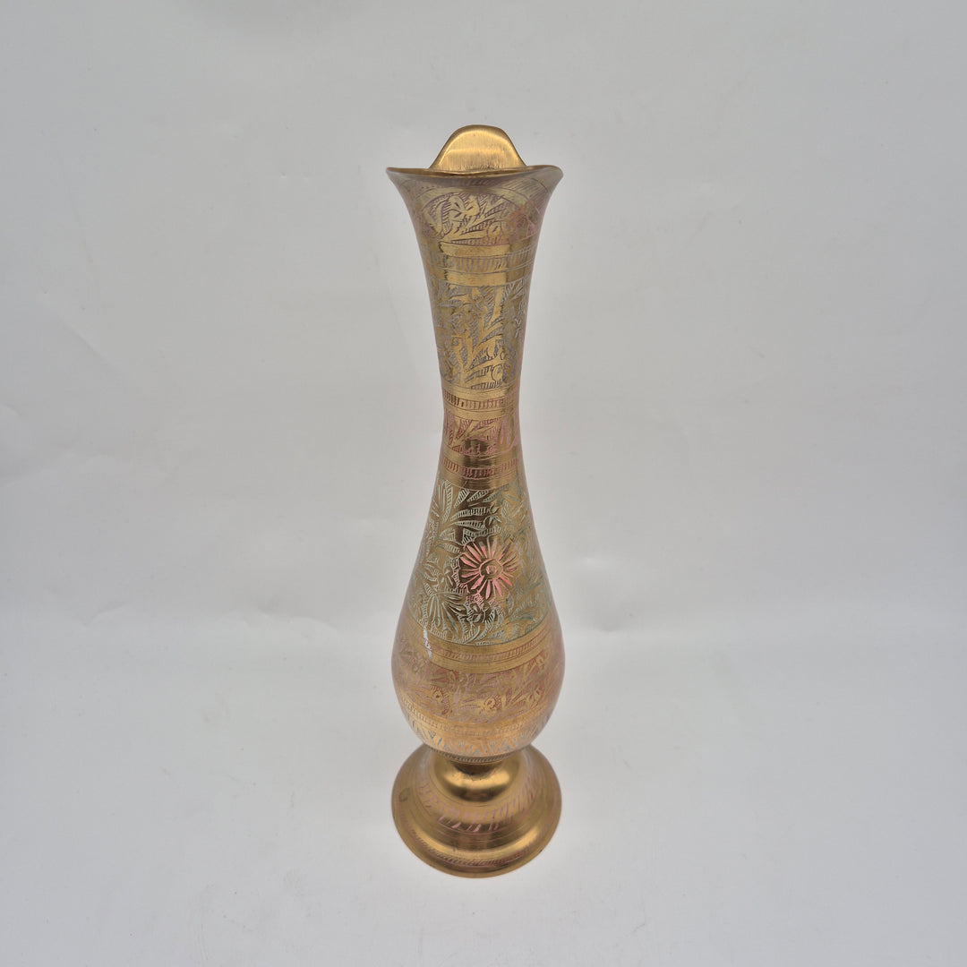 Vintage mässingsvas med detaljerade gravyrer