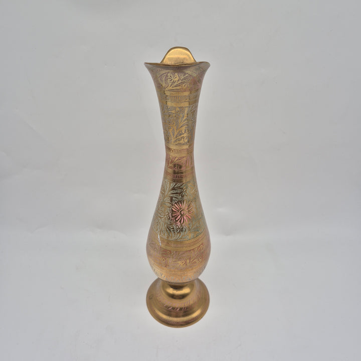 Vintage mässingsvas med detaljerade gravyrer