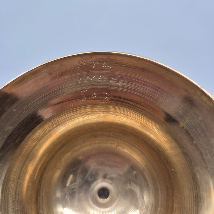 Vintage mässingsvas med detaljerade gravyrer