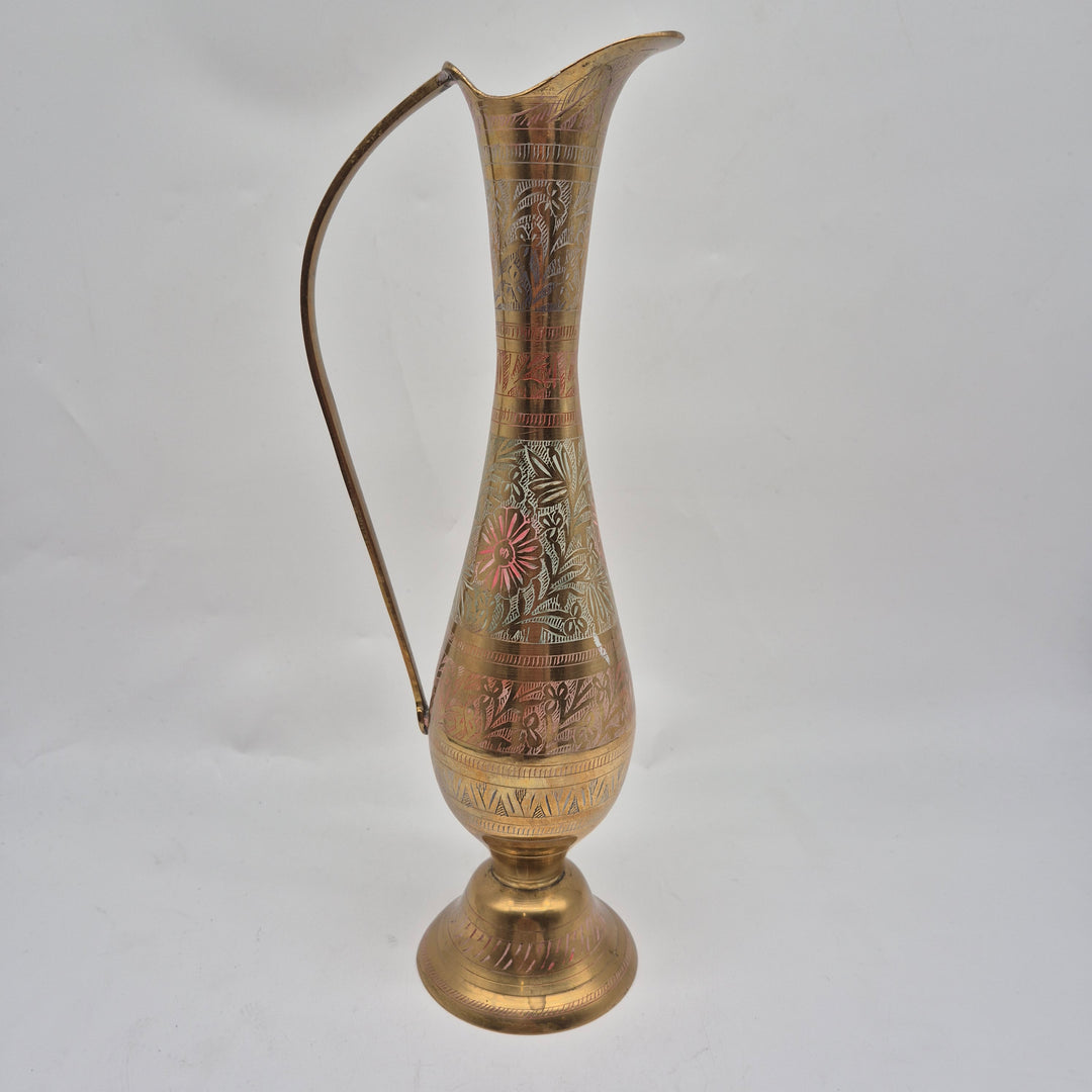 Vintage mässingsvas med detaljerade gravyrer