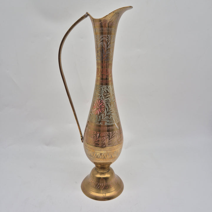 Vintage mässingsvas med detaljerade gravyrer