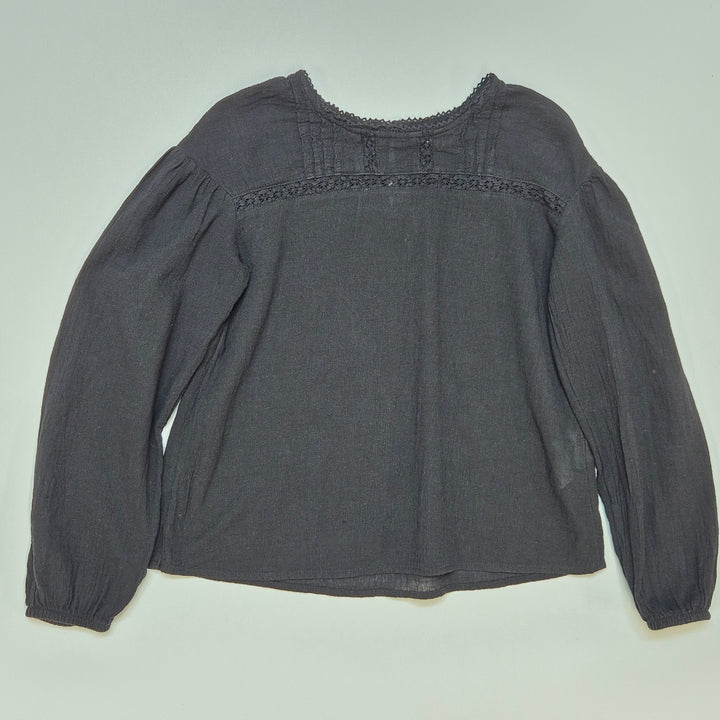 Elegant svart H&M blus med dekorationsdetaljer