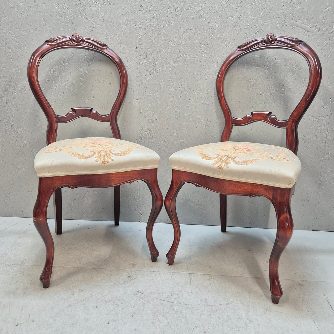 Antika vintage stolar i trä med rödbrun finish