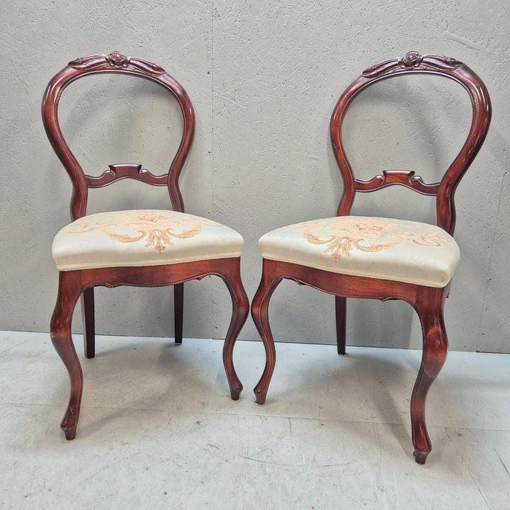 Antika vintage stolar i trä med rödbrun finish