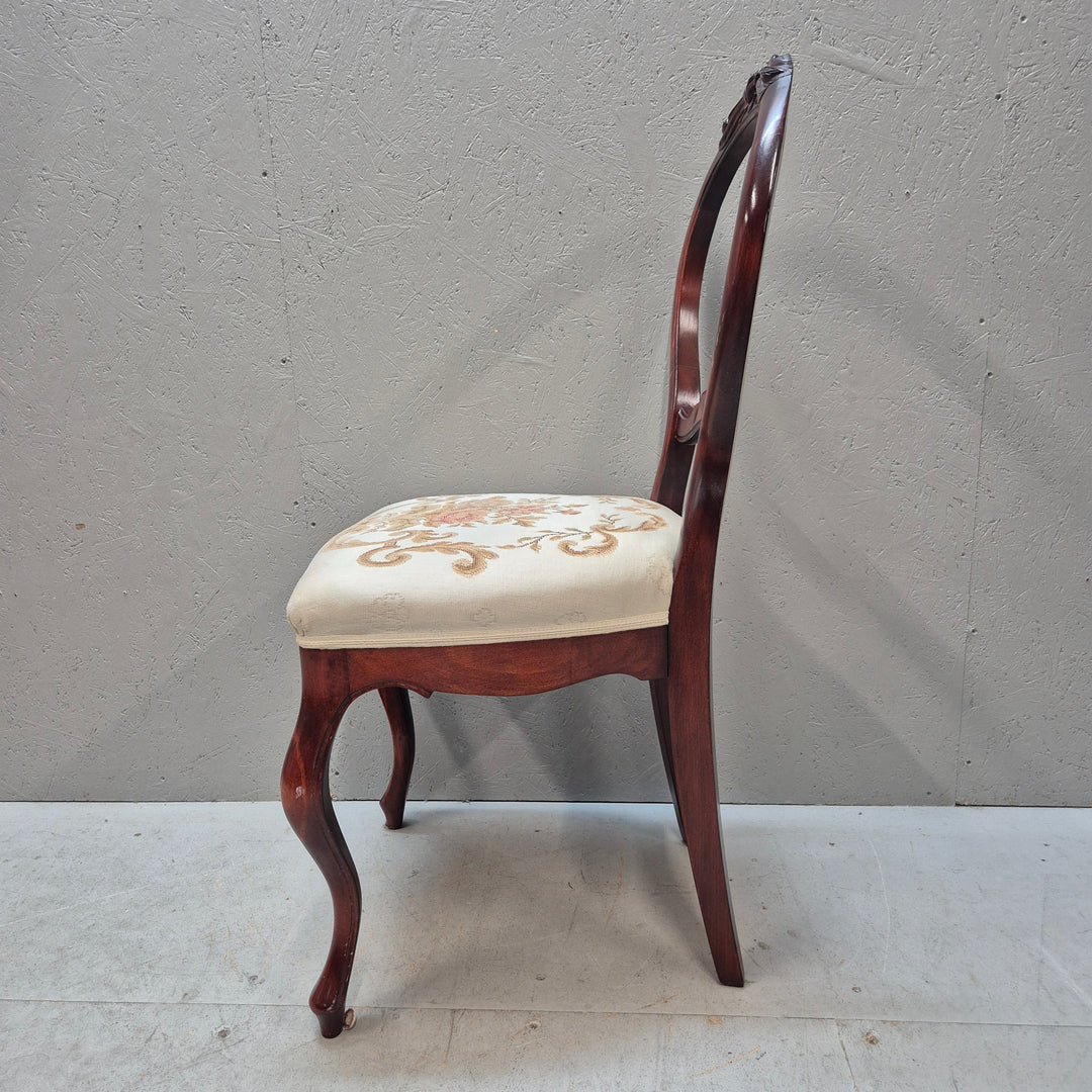 Antika vintage stolar i trä med rödbrun finish