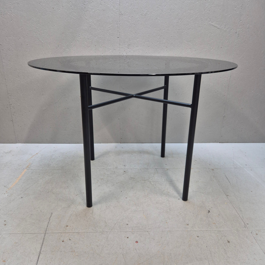 Stilrent modernt glasbord med metallben