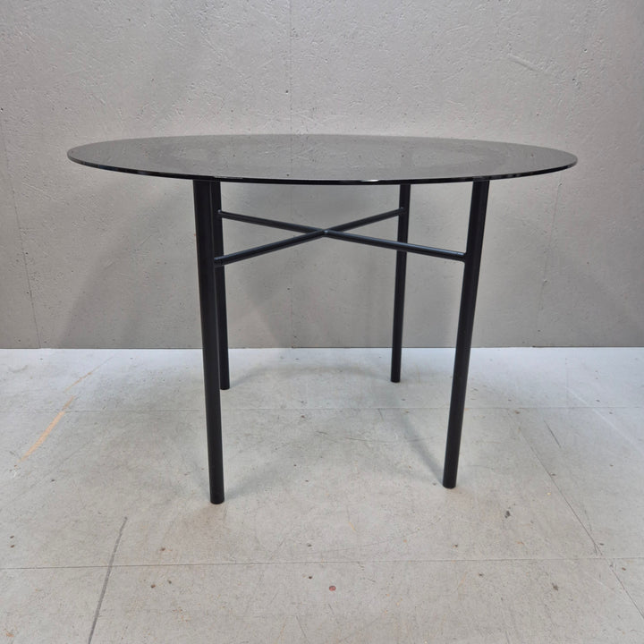 Stilrent modernt glasbord med metallben