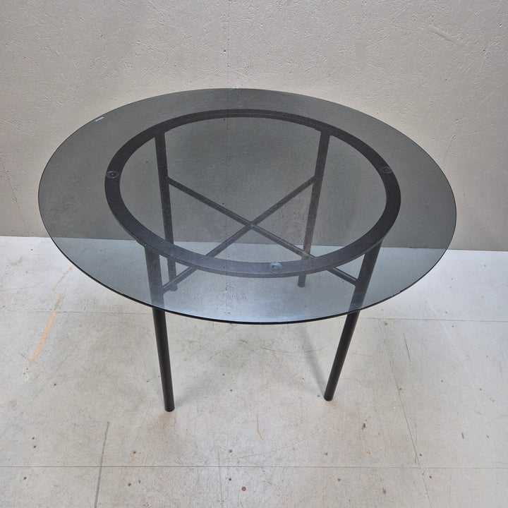 Stilrent modernt glasbord med metallben