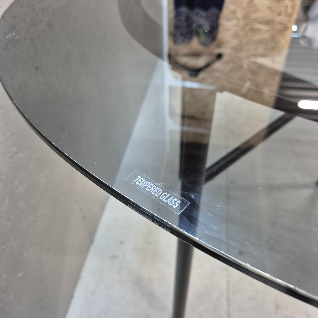 Stilrent modernt glasbord med metallben
