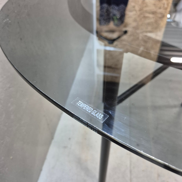 Stilrent modernt glasbord med metallben