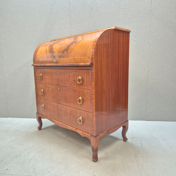 Elegant retro byrå i trä med mässing