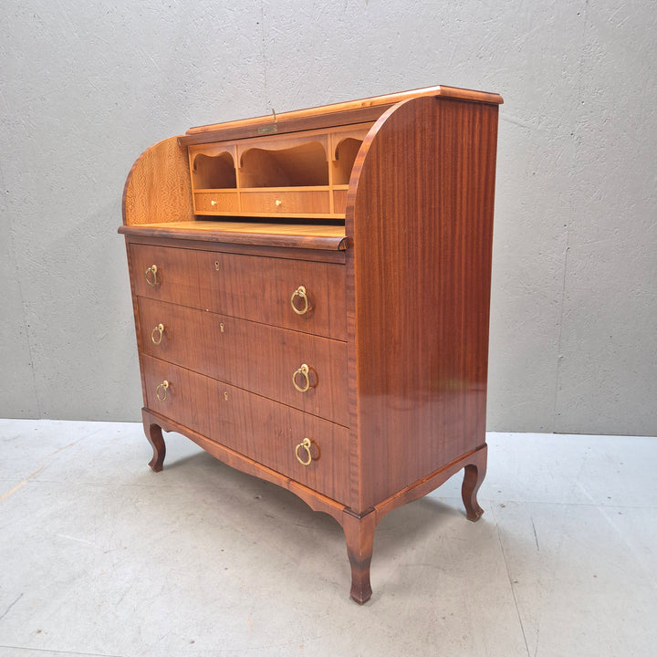 Elegant retro byrå i trä med mässing