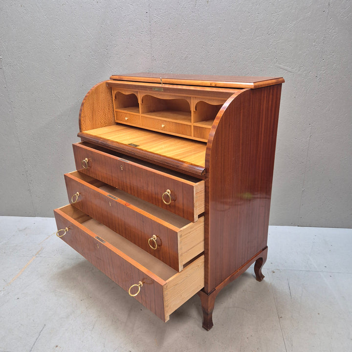 Elegant retro byrå i trä med mässing