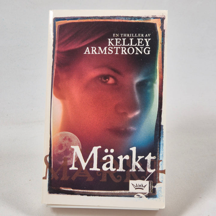 Märkt av Kelley Armstrong, pocketbok i fint skick