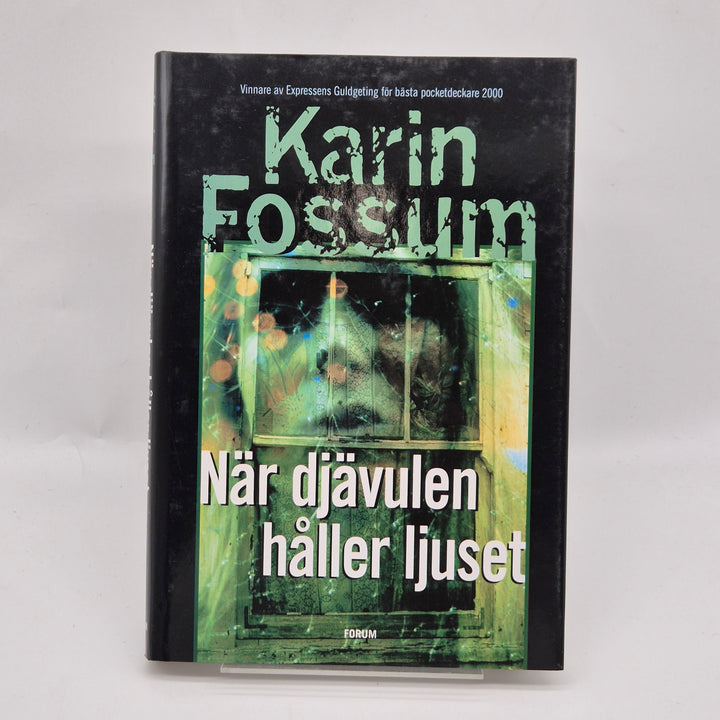 När djävulen håller ljuset av Karin Fossum
