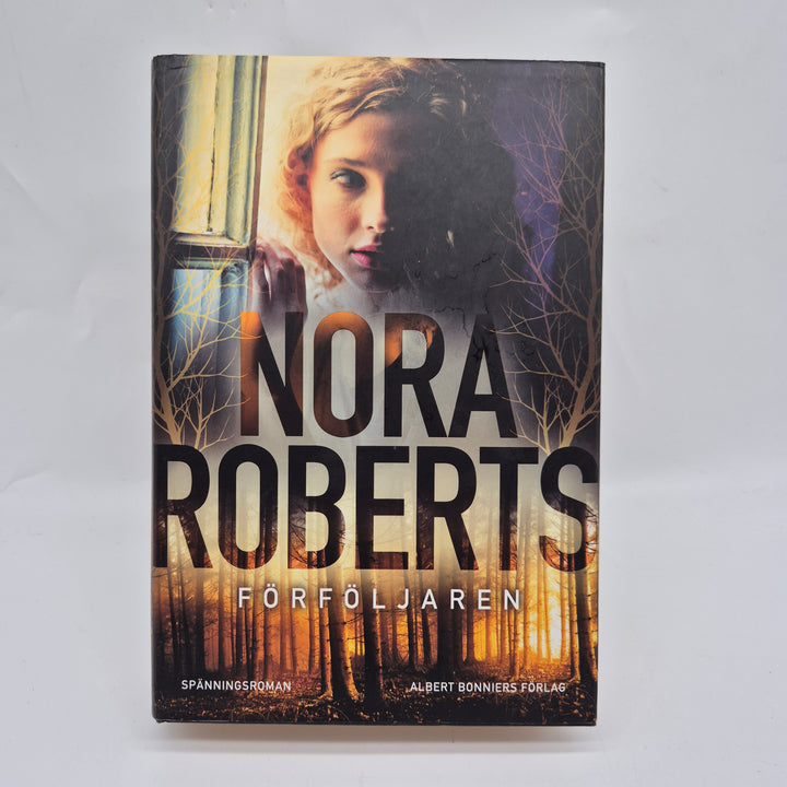 Nora Roberts spännande roman Förföljaren begagnad