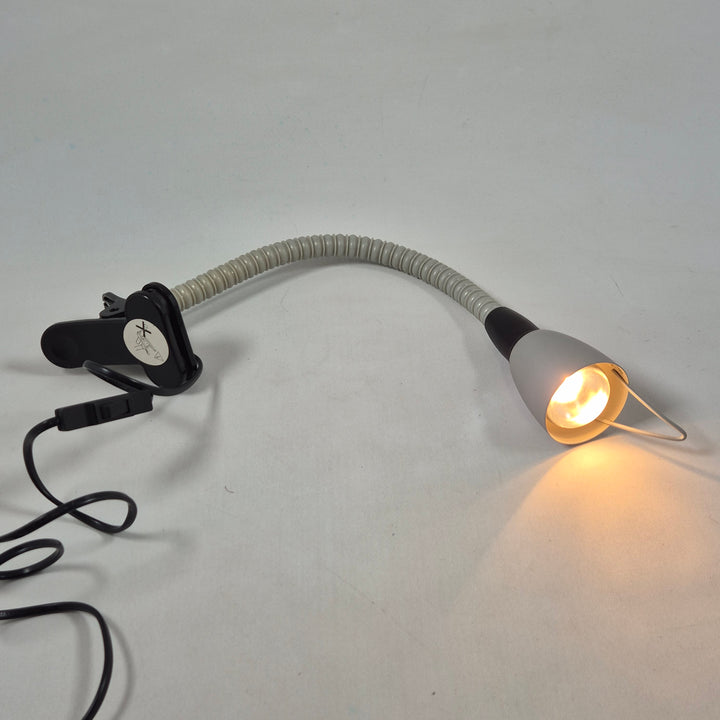 Elegant grå klämlampa med justerbar arm