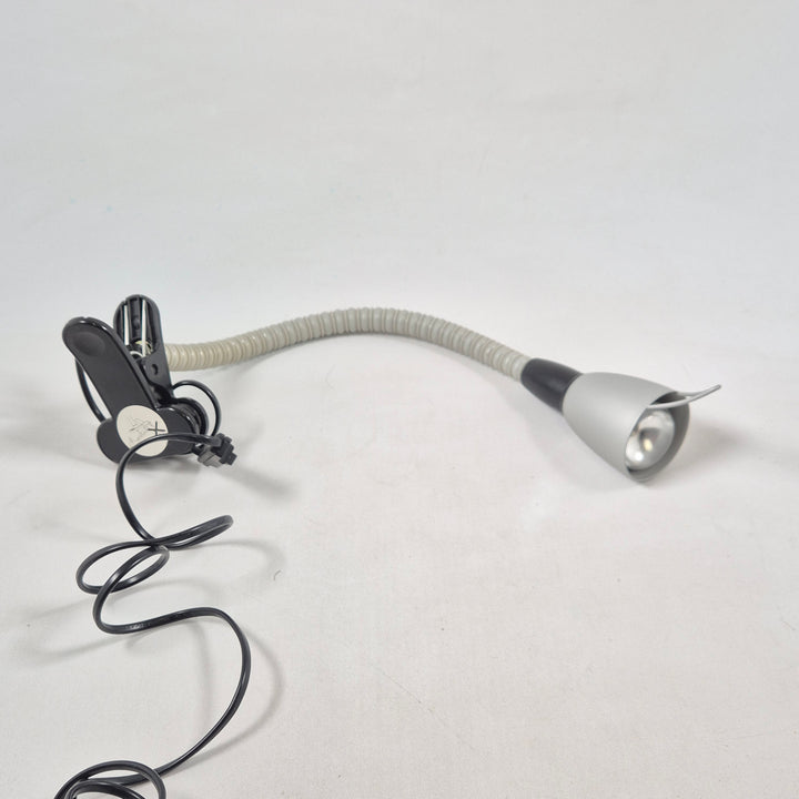 Elegant grå klämlampa med justerbar arm