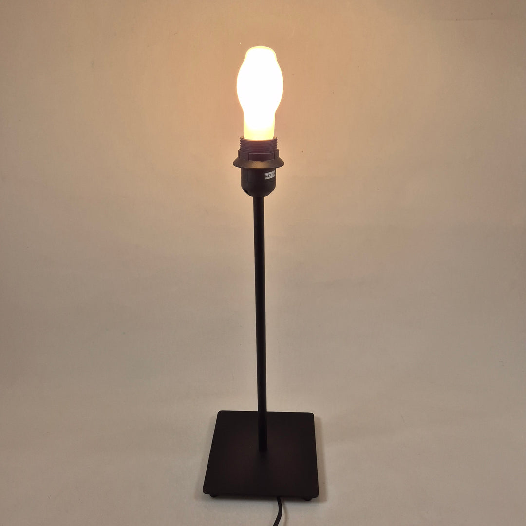 Elegant bordslampa IKEA metall begagnad