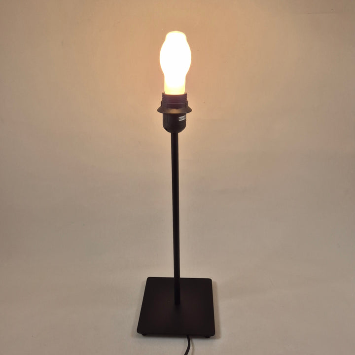 Elegant bordslampa IKEA metall begagnad
